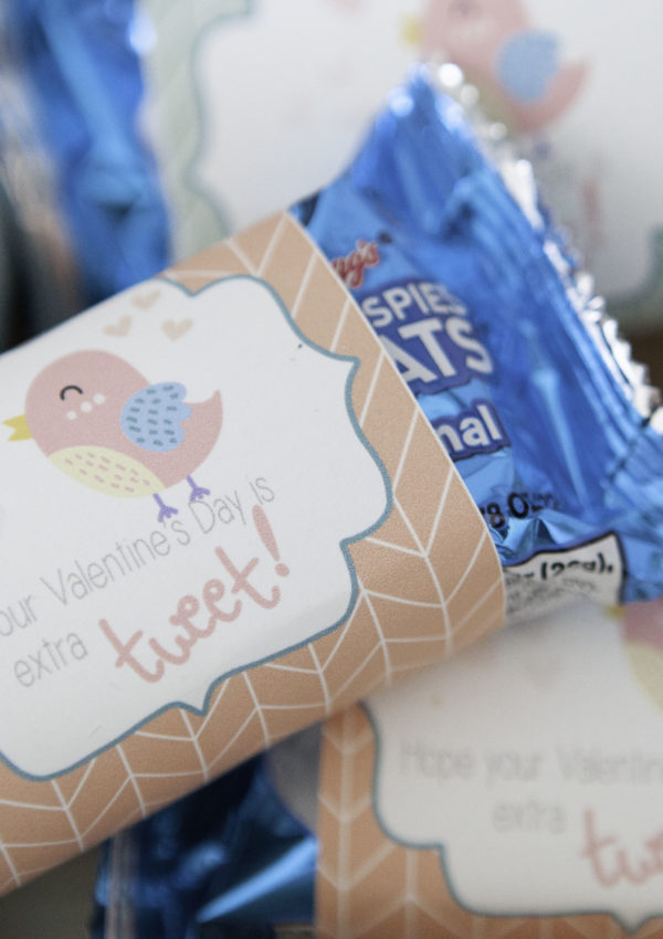 Valentine free printable to make classroom party treats. Simple and cute!